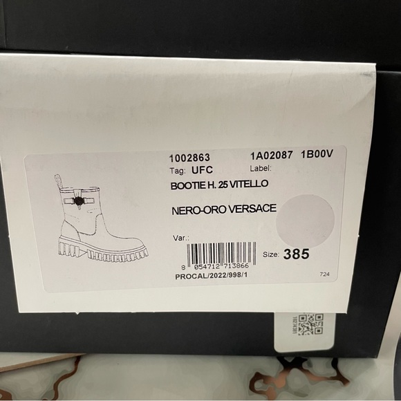 VERSACE BOOTIE H. 25 VITELLO
NERO-ORO NEW IN BOX SIZE 38.5 - Picture 7 of 13